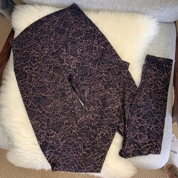 Lululemon Align 28” leggings in lacescape Spanish rose black - Picture 5 of 10